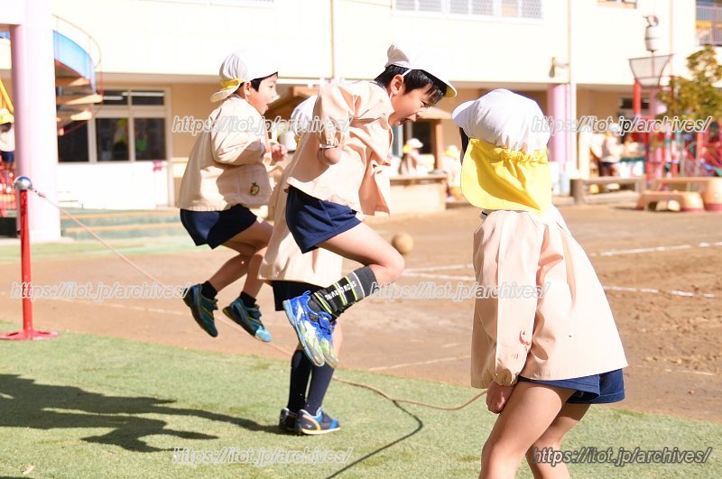 園庭で遊ぶ子どもたち