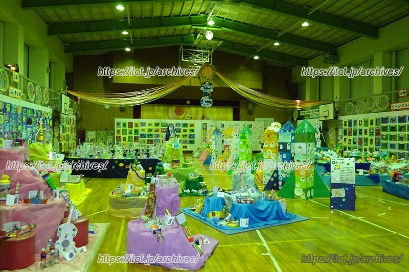 保護者や地域の人にも公開する作品展(平成27年11月)