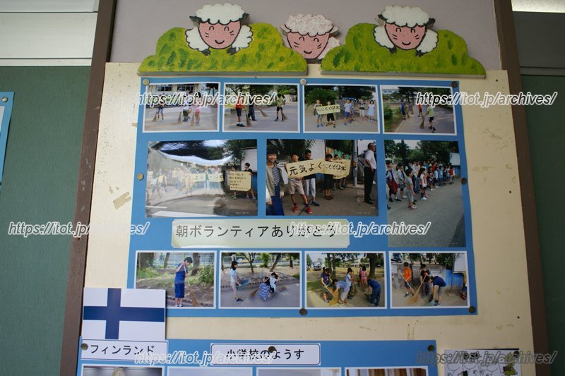 廊下にはさまざまな掲示物が並ぶ