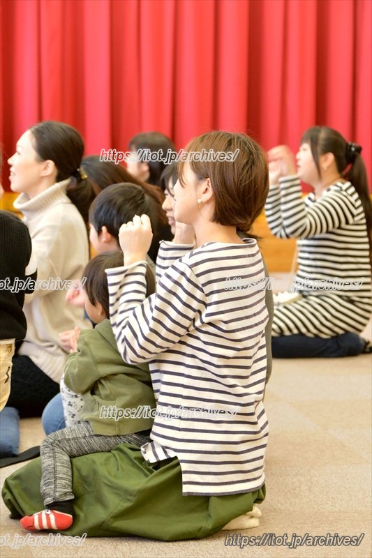 たくさんの親子が興味津々で見守る