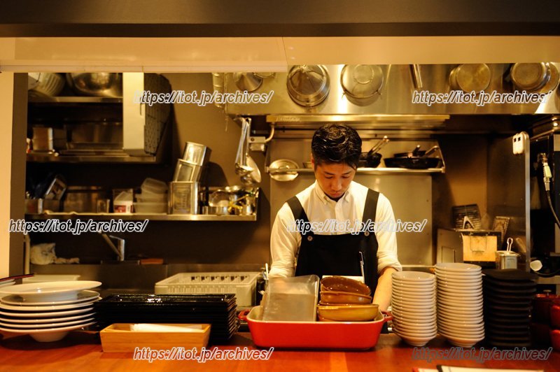 オープンキッチンでシェフとの会話も楽しい