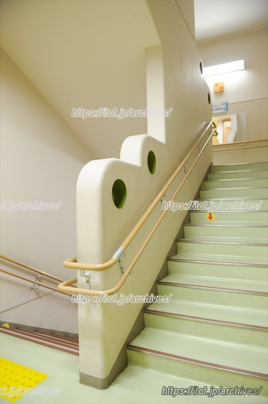 児童が「まる階段」と呼ぶ階段