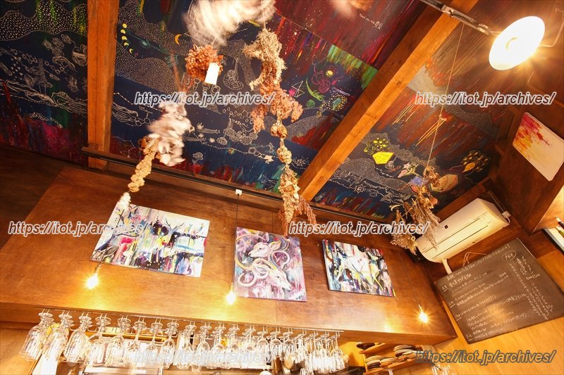 天井にはかわいらしいイラストが