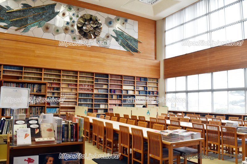 天井が高く、広々とした図書館