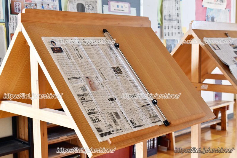 3階フロアに設置された新聞。誰でも自由に読める