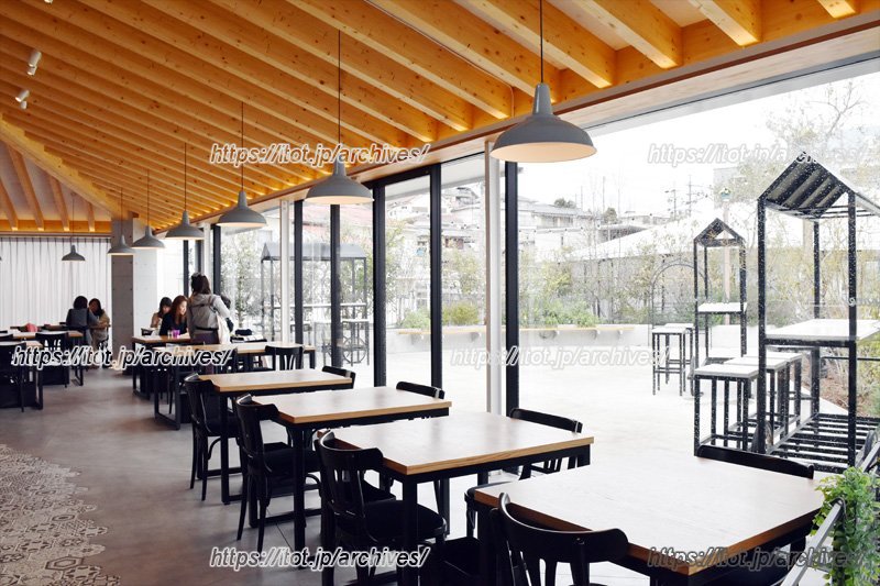 窓が一面に広がった開放的な空間