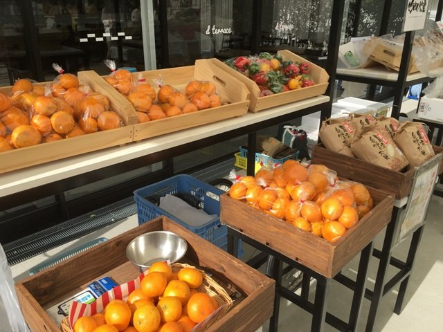 地元の食材がそろう「オレンジマルシェ」