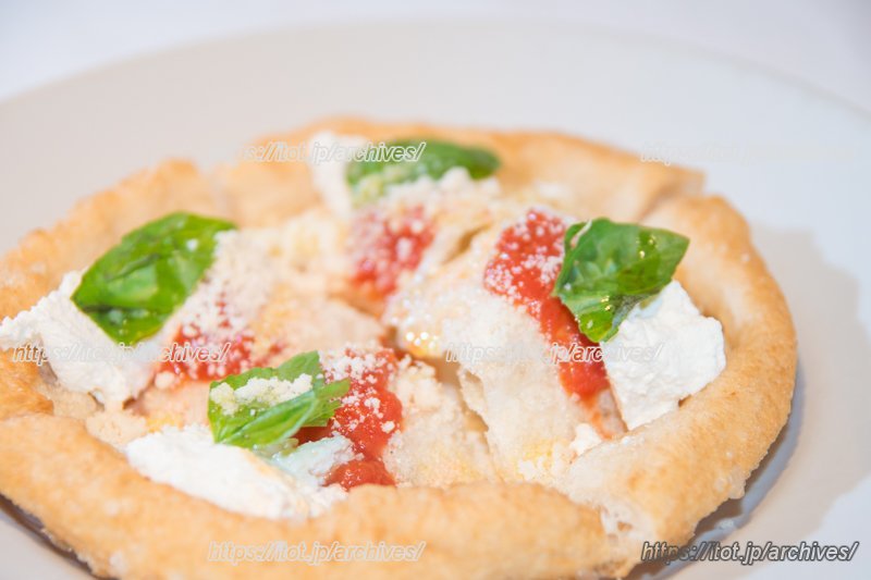 お店名物の揚げピッツァ