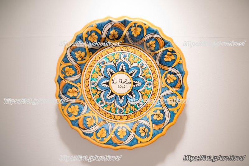 壁に飾られたプレート