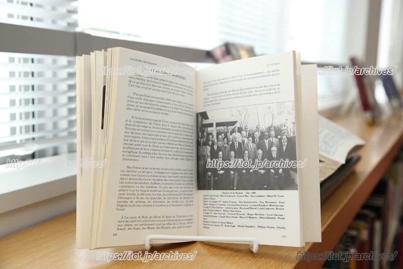 開校の歴史が記された本