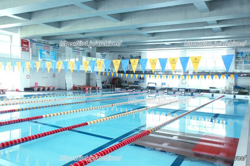 広々とした室内プール
