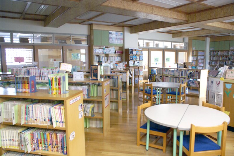 たくさんの本が並ぶ図書室