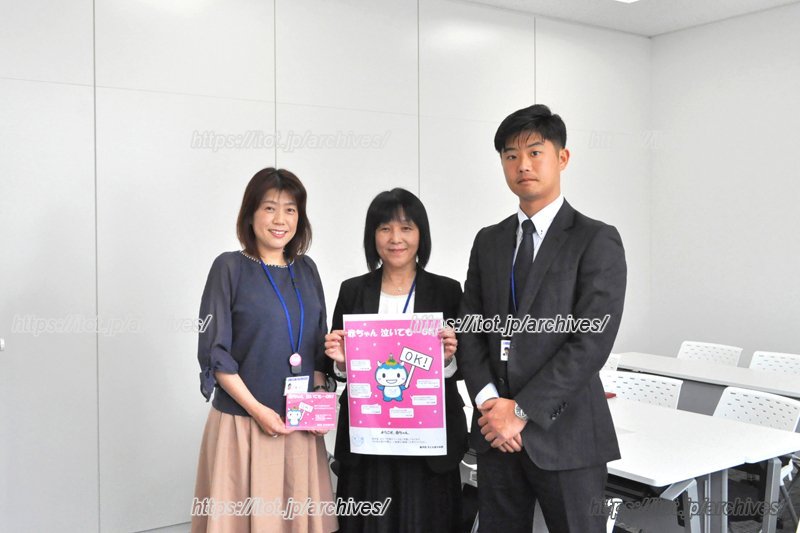 子育て企画課の古澤さん（左 ※現在は異動しました）、亀井さん（中央）、海上さん（右 ※現在は異動しました）