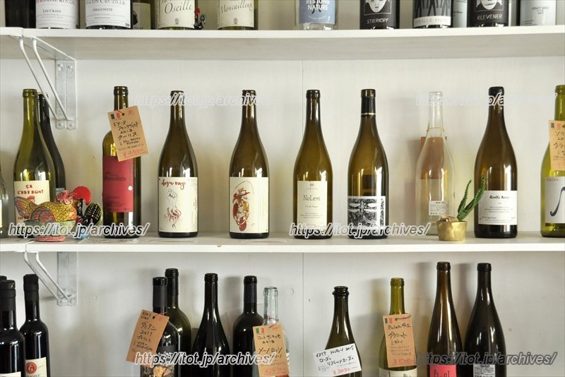 店主が厳選した酒類が並ぶ