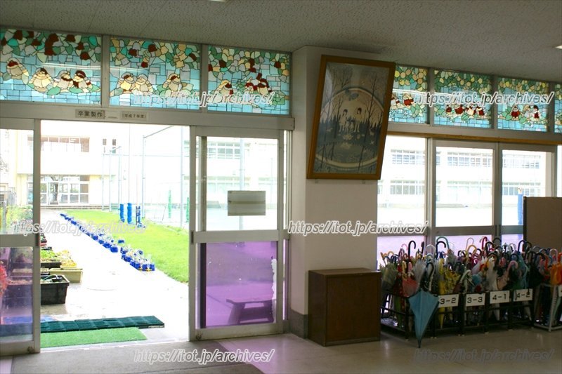 カラフルな卒業製作品が目を引く玄関