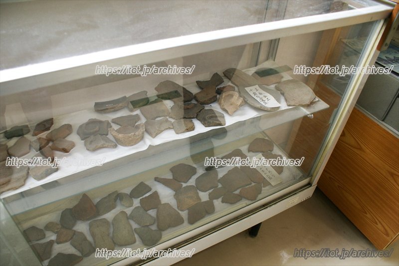 出土した土器の一部が展示されている