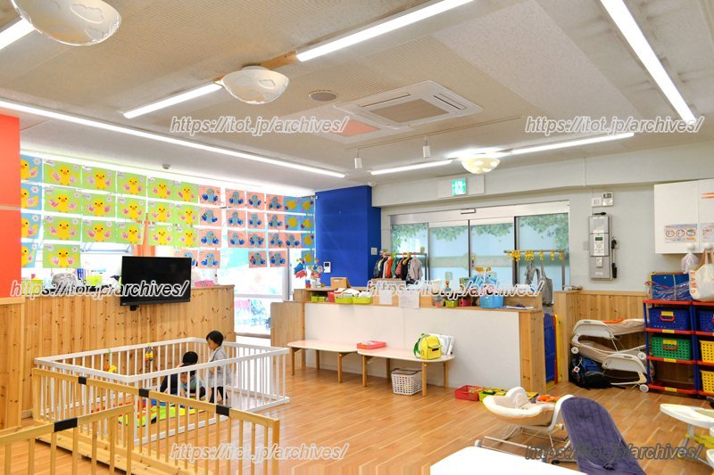 明るい色使いの園内