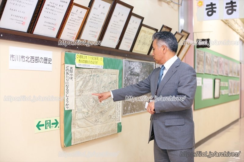 廊下には真間小学校や地域の歴史を伝えるギャラリーがある