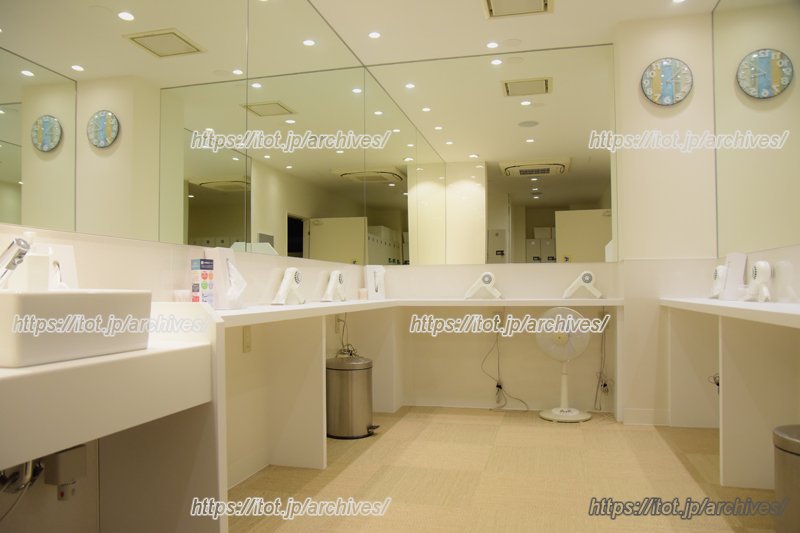 白で統一され清潔感あふれるメイクルームやシャワールーム