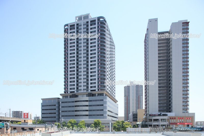 駅周辺には高層マンションが立ち並ぶ