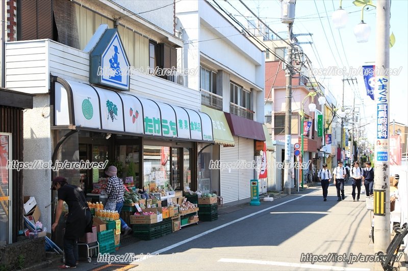 「小川」駅西口から続く商店街