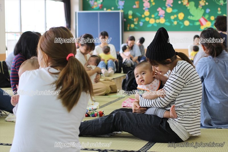 我が子を見つめるママたちの優しいまなざし