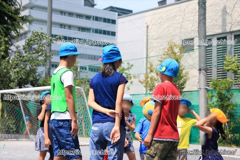 高学年のお兄さん・お姉さんが低学年の子どもたちの面倒をしっかり見ている