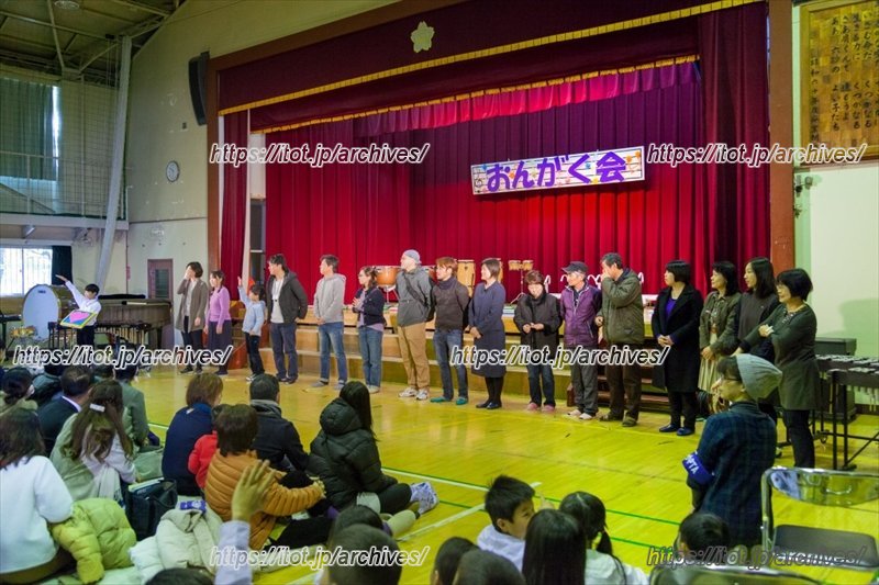 保護者や地域の方も舞台に登場する「音楽会」