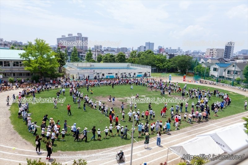会場に集まったすべての人と芝生でフォークダンス