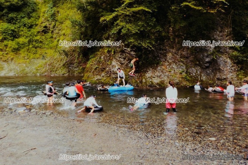 サマーキャンプの様子。沢で遊ぶ子どもたち