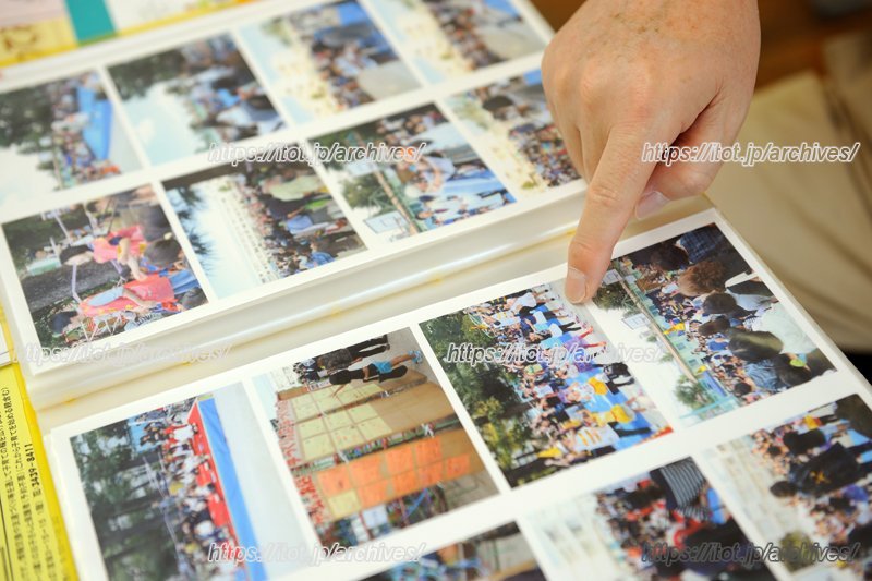 行事の写真などを一枚一枚アルバムに