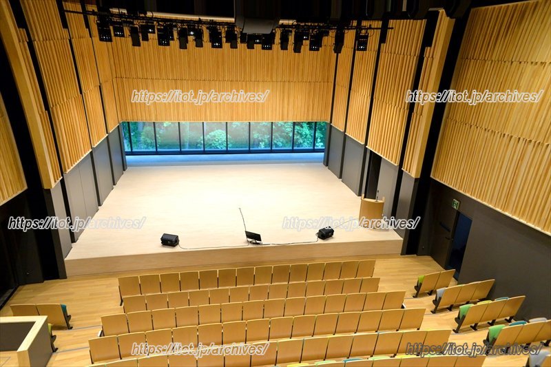 木がふんだんに使われた講堂。窓の外には緑豊かな風景が広がる