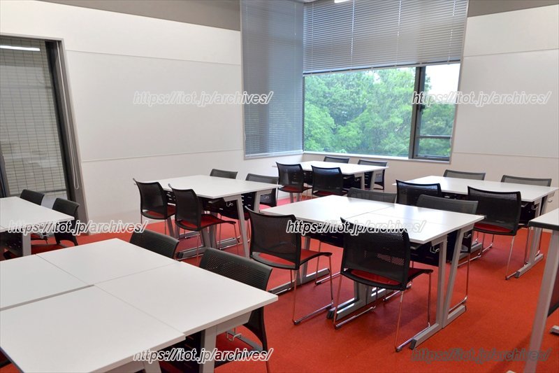 赤いカーペットが印象的な教室