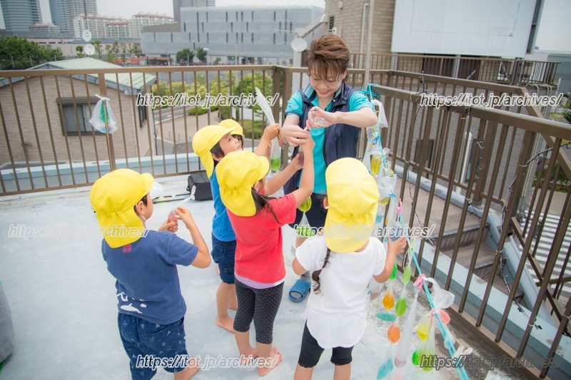 屋上で遊ぶ子どもたち