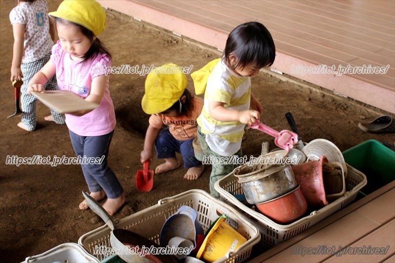 自分の好きなおままごとグッズを選ぶ子どもたち