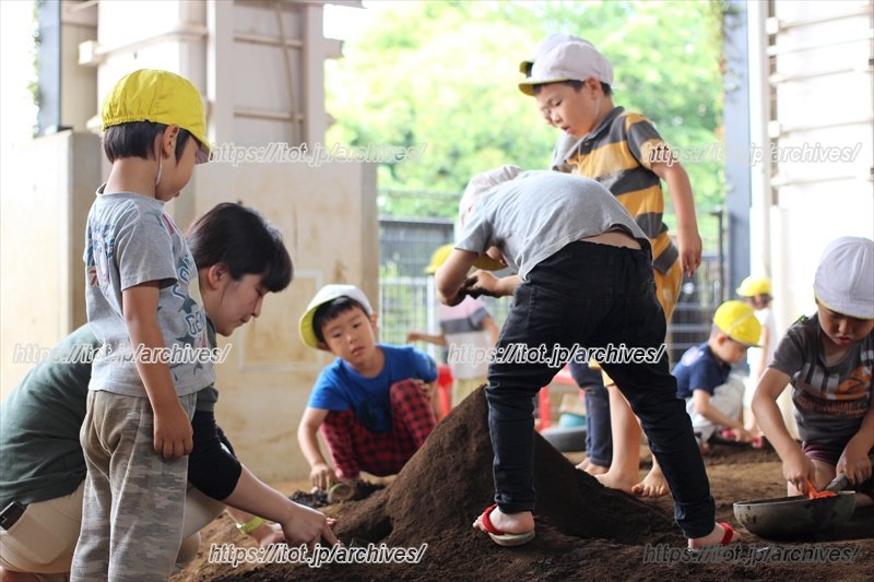 先生と一緒にトンネル作りに熱中