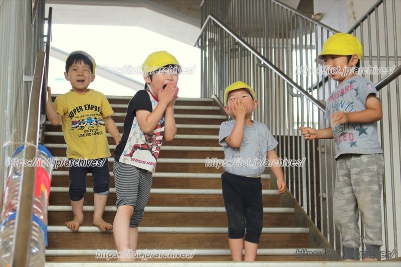 ただの階段も、子どもには楽しい遊び場