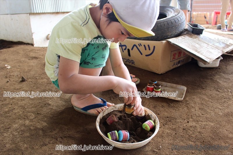 自分の世界に没頭する園児