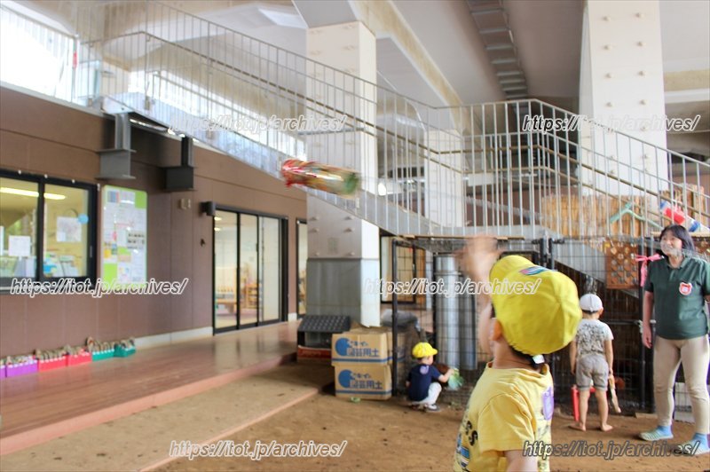 ひもに通してある筒を握り、上に向かって滑らせる