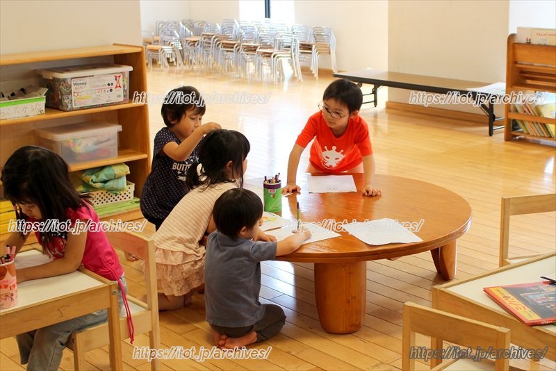 みんなでテーブルを囲んでのお絵描きタイム