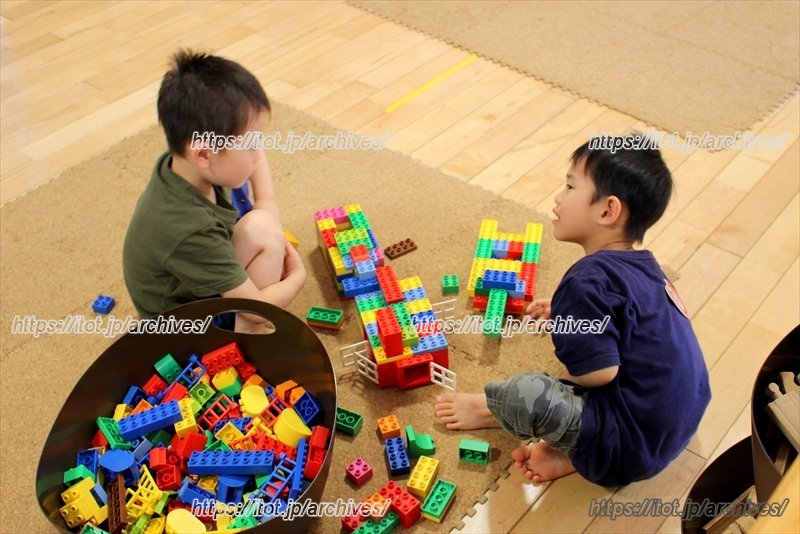 友だちとおしゃべりしながらブロック遊び