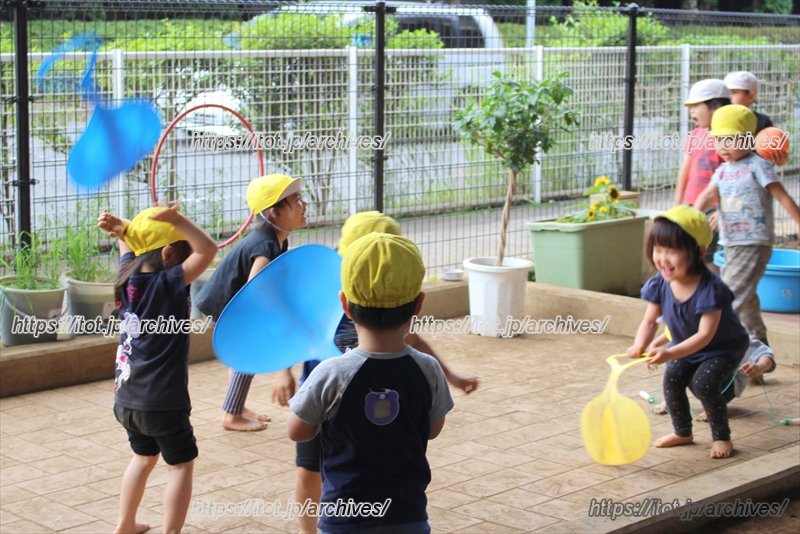裸足で駆けまわることで、足指で地面を捉える力を育てる