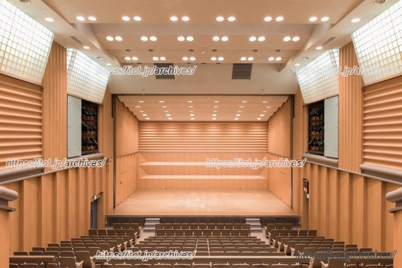 300席を誇るホール