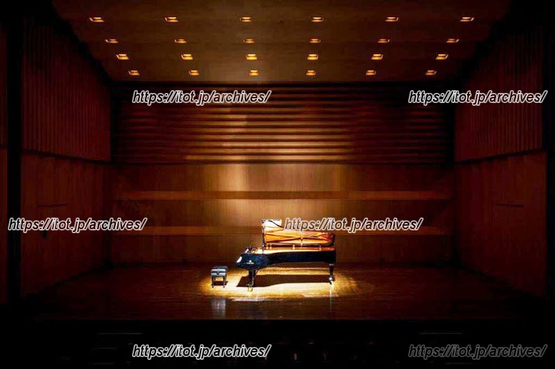 ピアノが設置されたホール