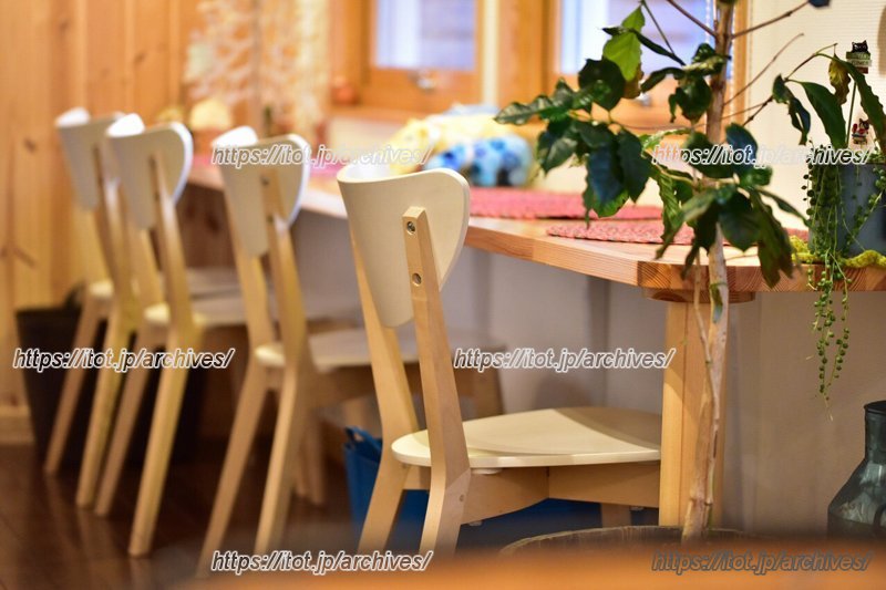 窓際のカウンター席