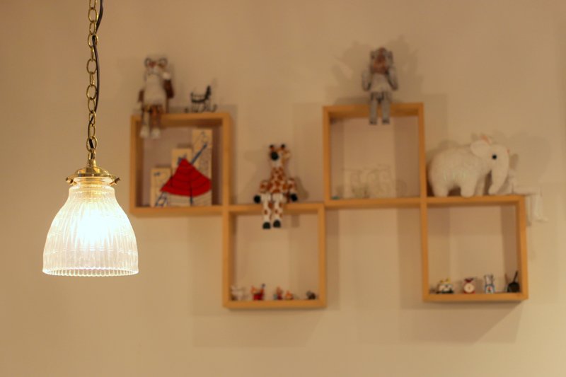 照明器具や雑貨にもオーナーのセンスが光る