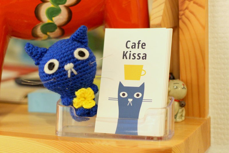 店内には看板ネコの青いKISSAのグッズも種類豊富に