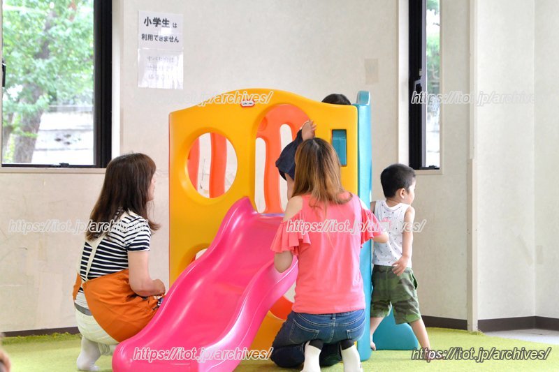 保護者と遊ぶ子どもたち