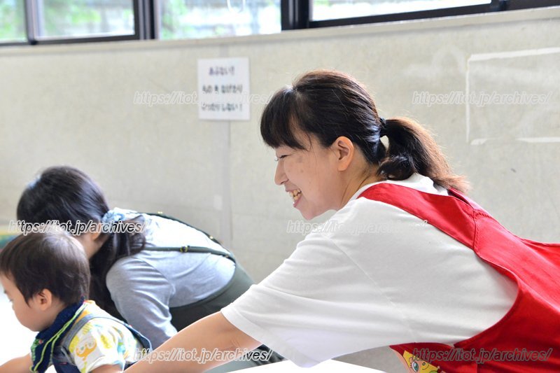 一緒に遊んでいる様子