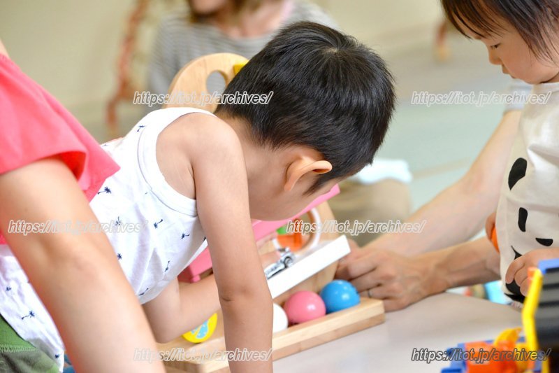 おもちゃで遊ぶ子どもたち